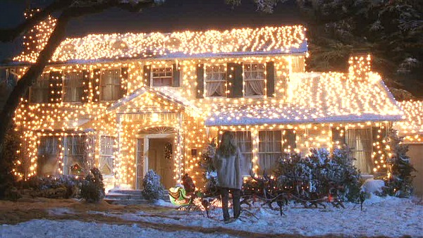 You are currently viewing Christmas Light Safety Tips